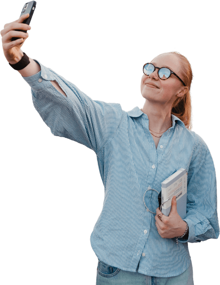 Olivia beim Selfie mit Buch
